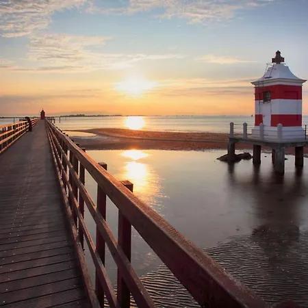 Lovely Flat With Balcony And Private Parking Space 50mt From The Sea In Lignano アパート *