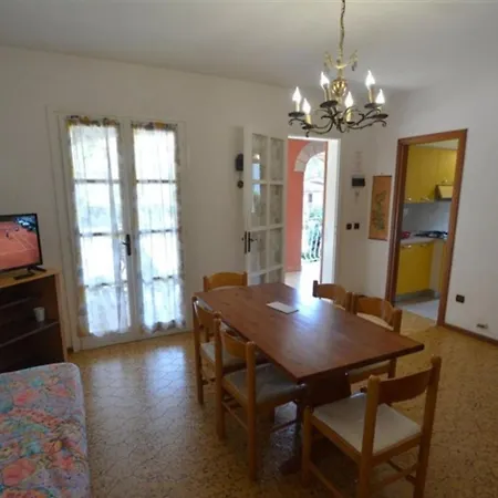 アパート Lovely Flat With Balcony And Private Parking Space 50mt From The Sea In Lignano リニャーノ・サッビアドーロ