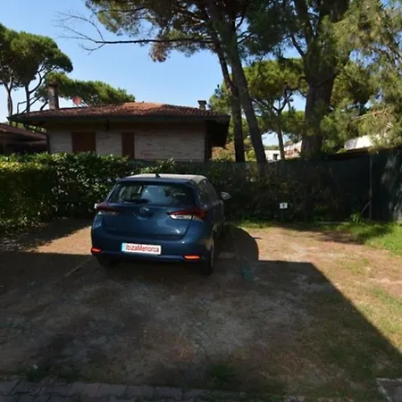 Lovely Flat With Balcony And Private Parking Space 50mt From The Sea In Lignano リニャーノ・サッビアドーロ