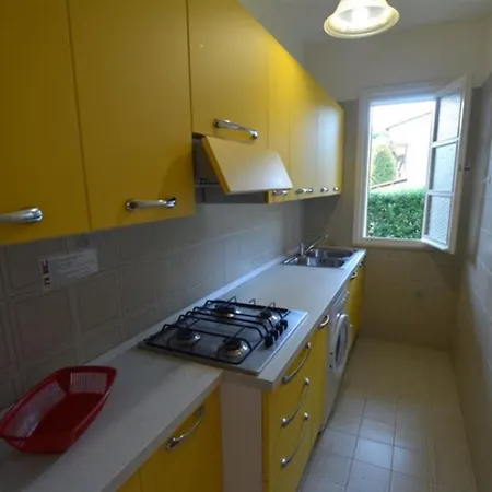 Lovely Flat With Balcony And Private Parking Space 50mt From The Sea In Lignano アパート