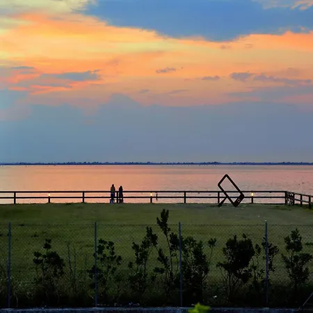 アパート Lovely Flat With Balcony And Private Parking Space 50mt From The Sea In Lignano リニャーノ・サッビアドーロ