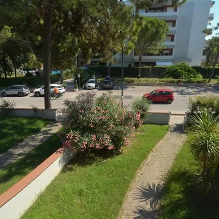 Lovely Flat With Balcony And Private Parking Space 50mt From The Sea In Lignano アパート リニャーノ・サッビアドーロ